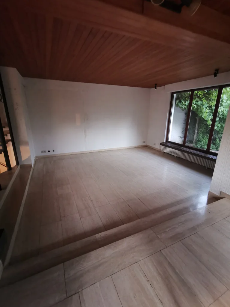 Wohnzimmer nach der Räumung, aus einem anderen Blickwinkel aufgenommen